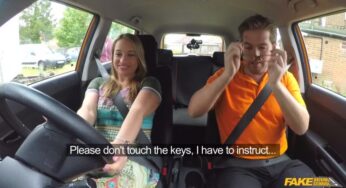 Ehliyet bahanesiyle arabada hocayı sikişe ikna ediyor